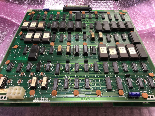 裏側？こちらはスプライトのデータとかの ROM です