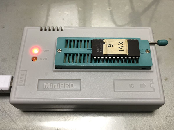 プログラマにセットして読み取っている様子