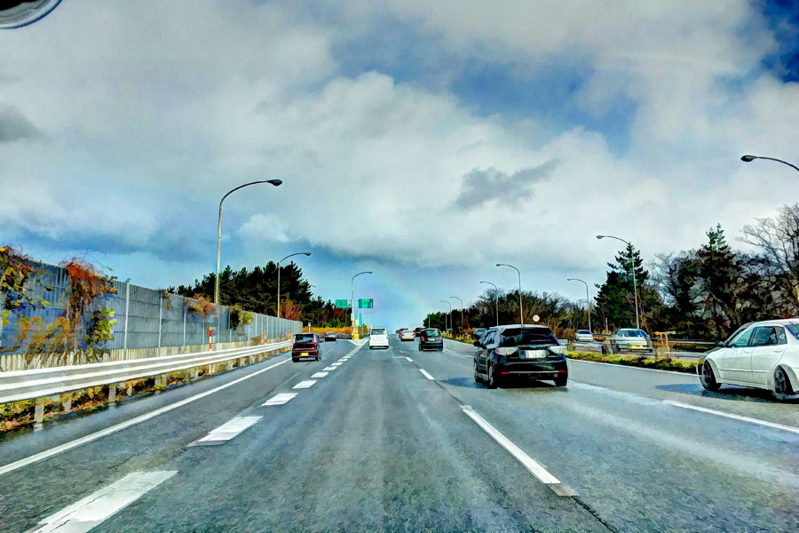 虹は真ん中から左側に薄く出ています